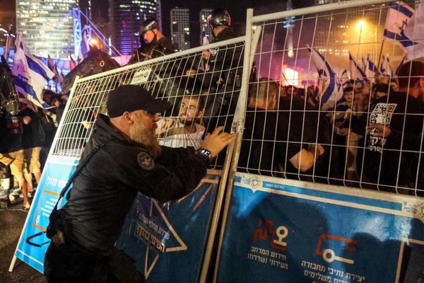 Израильская полиция разгоняет демонстрантов во время акции протеста против плана израильского правительства по судебной реформе в Иерусалиме. - Sputnik Азербайджан