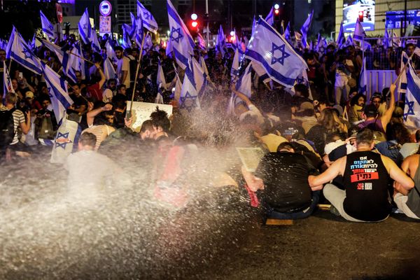 Израильская полиция применяет водометы против митингующих во время акции протеста против плана судебной реформы израильского правительства в Тель-Авиве. - Sputnik Азербайджан