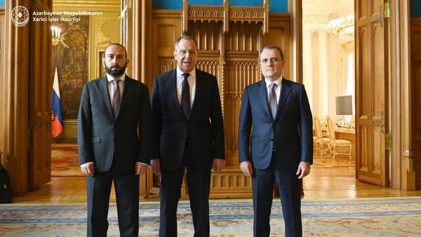 Министр иностранных дел РФ Сергей Лавров (в центре) во время встречи в рамках трехстороннего формата в Москве с министром иностранных дел Азербайджана Джейхуном Байрамовым и министром иностранных дел Армении Араратом Мирзояном - Sputnik Азербайджан
