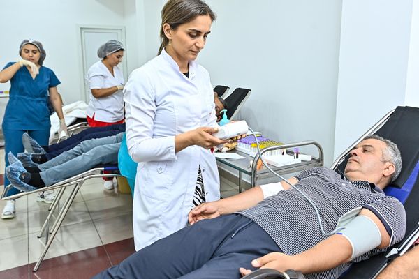 Акция сдачи донорской крови в связи с днем Ашура в мечети Тезе Пир в Баку. - Sputnik Азербайджан