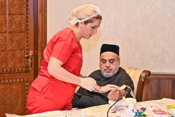 Председатель Управления мусульман Кавказа (УМК) шейх уль-ислам Аллахшукюр Пашазаде сдает кровь в мечети Тезе Пир в связи с днем Ашура. - Sputnik Азербайджан