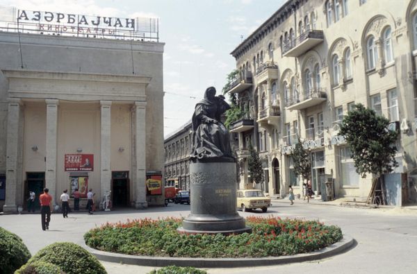 Кинотеатр "Азербайджан" и памятник поэтессе Хуршидбану Натаван, 1981-й год. - Sputnik Азербайджан