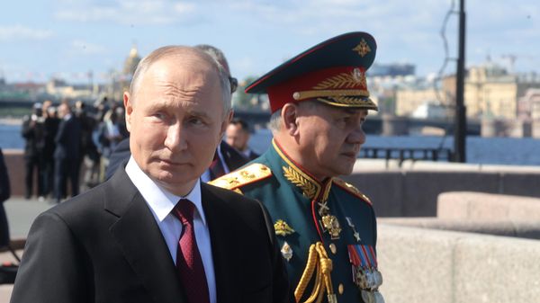 Президент РФ, верховный главнокомандующий Владимир Путин на Главном военно-морском параде по случаю Дня Военно-морского флота РФ - Sputnik Азербайджан