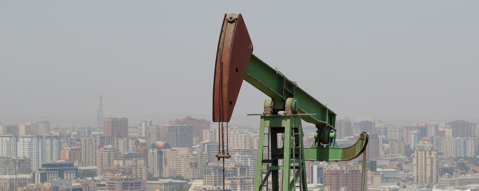 Нефтяная качалка в Баку, фото из архива - Sputnik Азербайджан, 1920, 26.03.2024