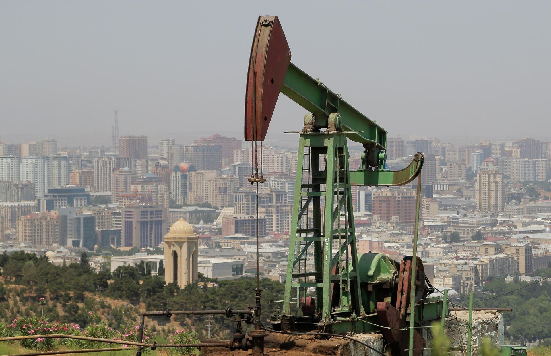 Нефтяная качалка в Баку, фото из архива - Sputnik Азербайджан, 1920, 30.11.2023