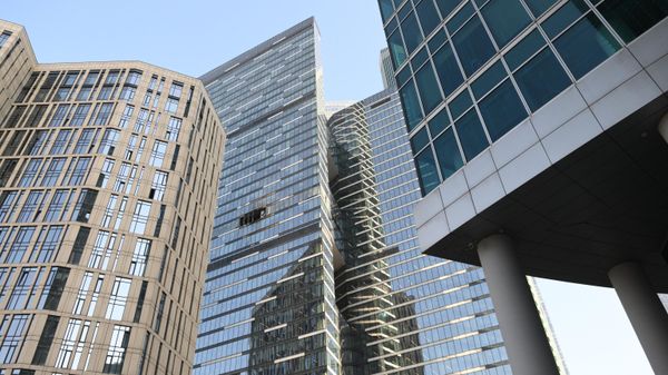 Повреждения и разбитые стекла в башне IQ-квартал делового центра Москва-сити в результате атаки украинских беспилотников - Sputnik Азербайджан