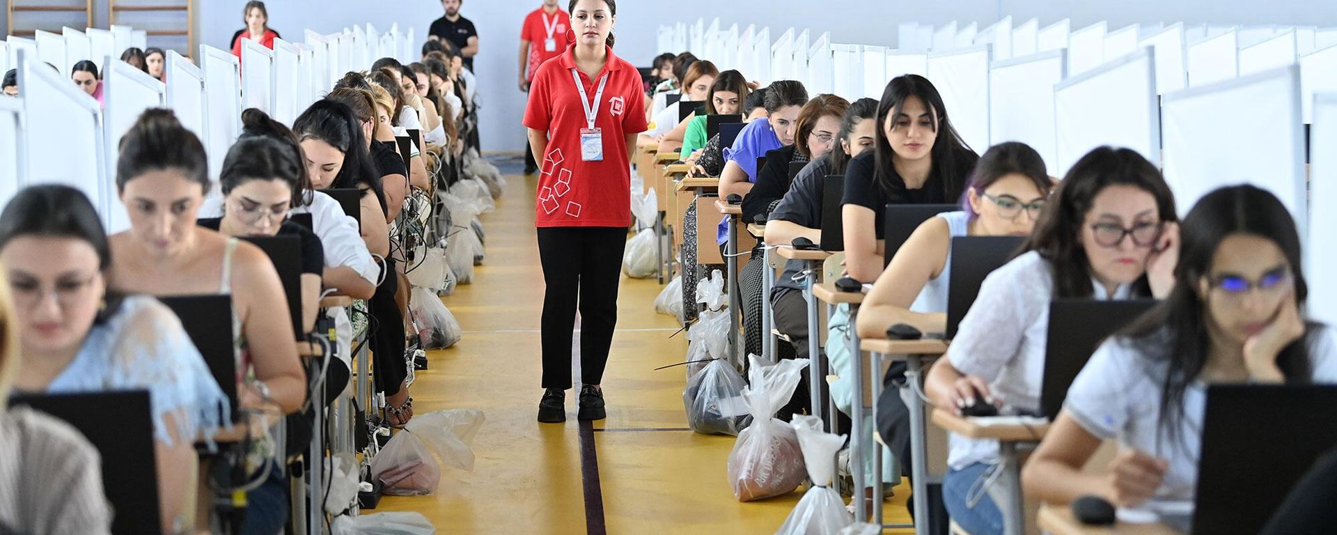 Müəllimlərin işə qəbulu (MİQ) müsabiqəsinin test imtahanları - Sputnik Азербайджан, 1920, 31.01.2024
