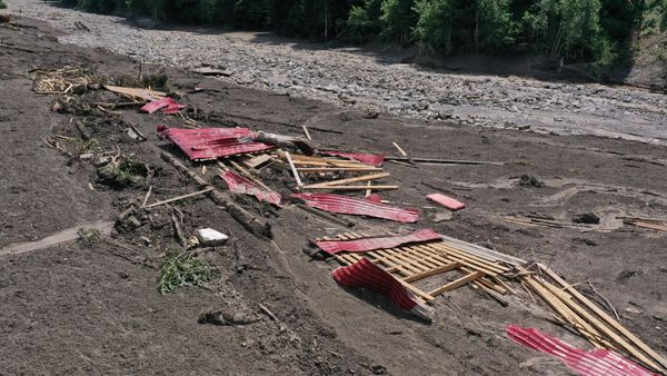 В регионе уже давно происходили процессы эрозии почвы, таяли ледники, сходили селевые потоки, а теперь еще прошли ливневые дожди. - Sputnik Азербайджан