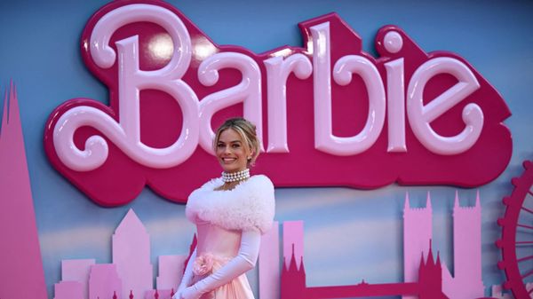 Актриса Марго Робби позирует на розовой дорожке на премьере фильма «Барби» в Лондоне  - Sputnik Азербайджан