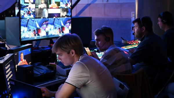 Трансляция запуска ракеты-носителя Союз-2.1б с разгонным блоком Фрегат и автоматической станцией Луна-25 с космодрома Восточный в павильоне Космос на ВДНХ в Москве. - Sputnik Азербайджан