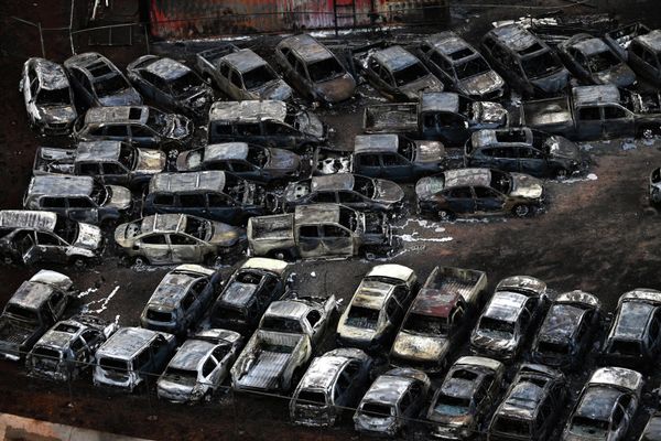 Сгоревшие автомобили в Лахайне. - Sputnik Азербайджан