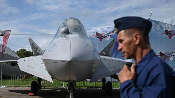 Многофункциональный истребитель пятого поколения Су-57 на выставке форума Армия-2023, Россия - Sputnik Азербайджан