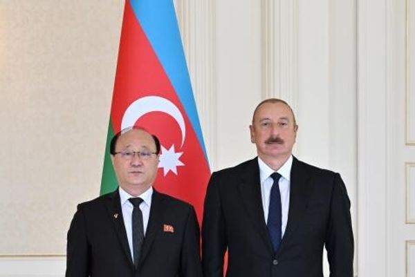 Президент Азербайджанской Республики Ильхам Алиев принял верительные грамоты новоназначенного чрезвычайного и полномочного посла Корейской Народно-Демократической Республики в нашей стране Син Хон Чхоля. - Sputnik Азербайджан