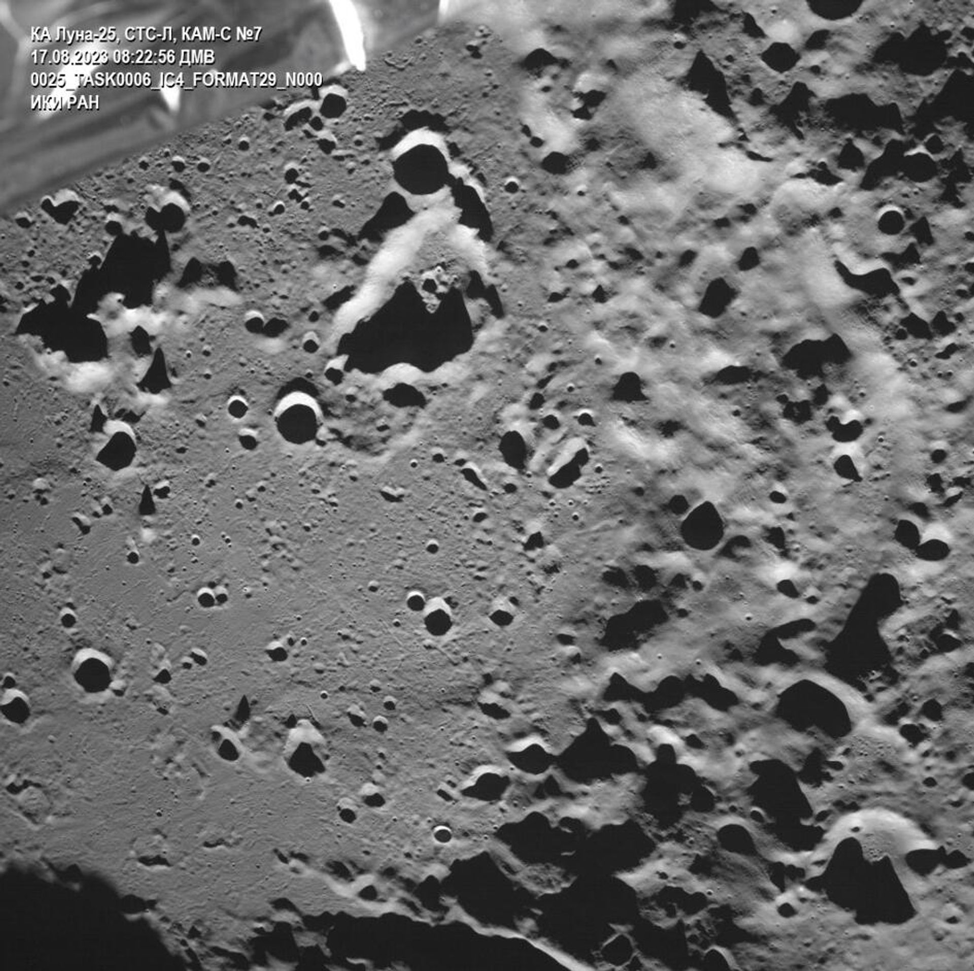 Автоматическая станция Луна-25 сделала первый снимок лунной поверхности - Sputnik Азербайджан, 1920, 20.12.2024