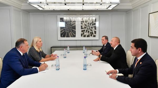 Состоялась встреча Президента Азербайджана Ильхама Алиева с членом Президиума Боснии и Герцеговины Желькой Цвиянович и Президентом Республики Сербской Милорадом Додиком - Sputnik Азербайджан
