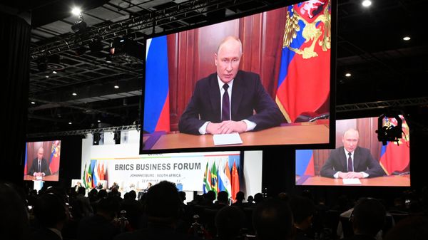 Трансляция обращения президента РФ Владимира Путина к участникам бизнес-форума саммита БРИКС в ЮАР - Sputnik Азербайджан
