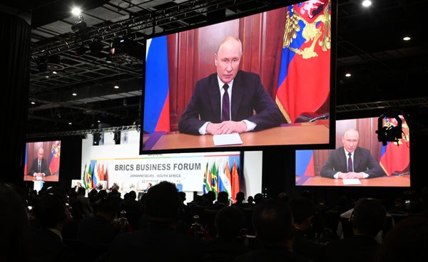 Трансляция обращения президента РФ Владимира Путина к участникам бизнес-форума саммита БРИКС в ЮАР - Sputnik Азербайджан