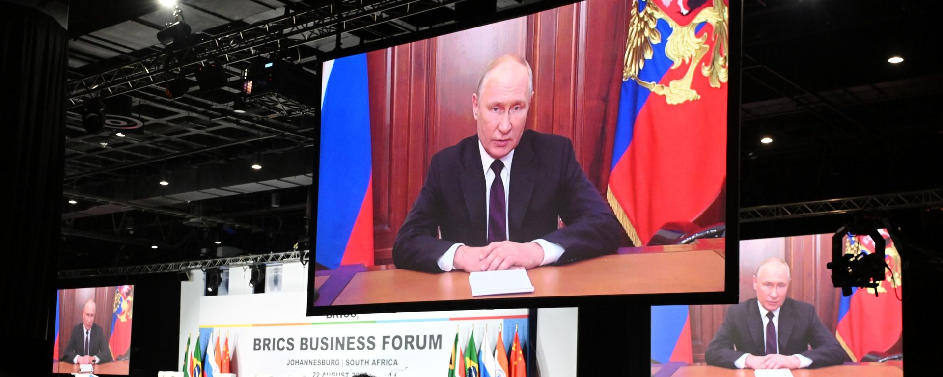Трансляция обращения президента РФ Владимира Путина к участникам бизнес-форума саммита БРИКС в ЮАР - Sputnik Азербайджан, 1920, 23.08.2023