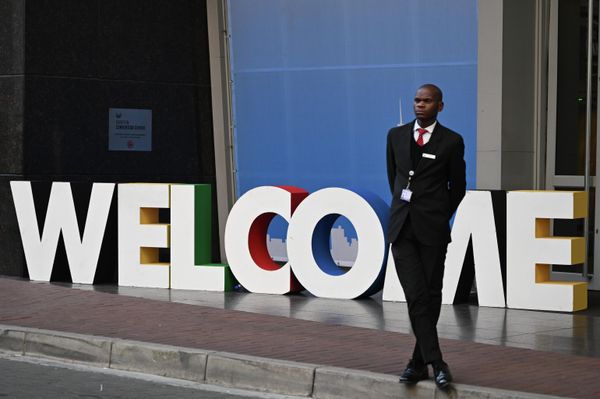 Приветственная инсталляция у конференц-центра "Sandton Convention Centre" в Йоханнесбурге, где пройдет XV саммит БРИКС. - Sputnik Азербайджан