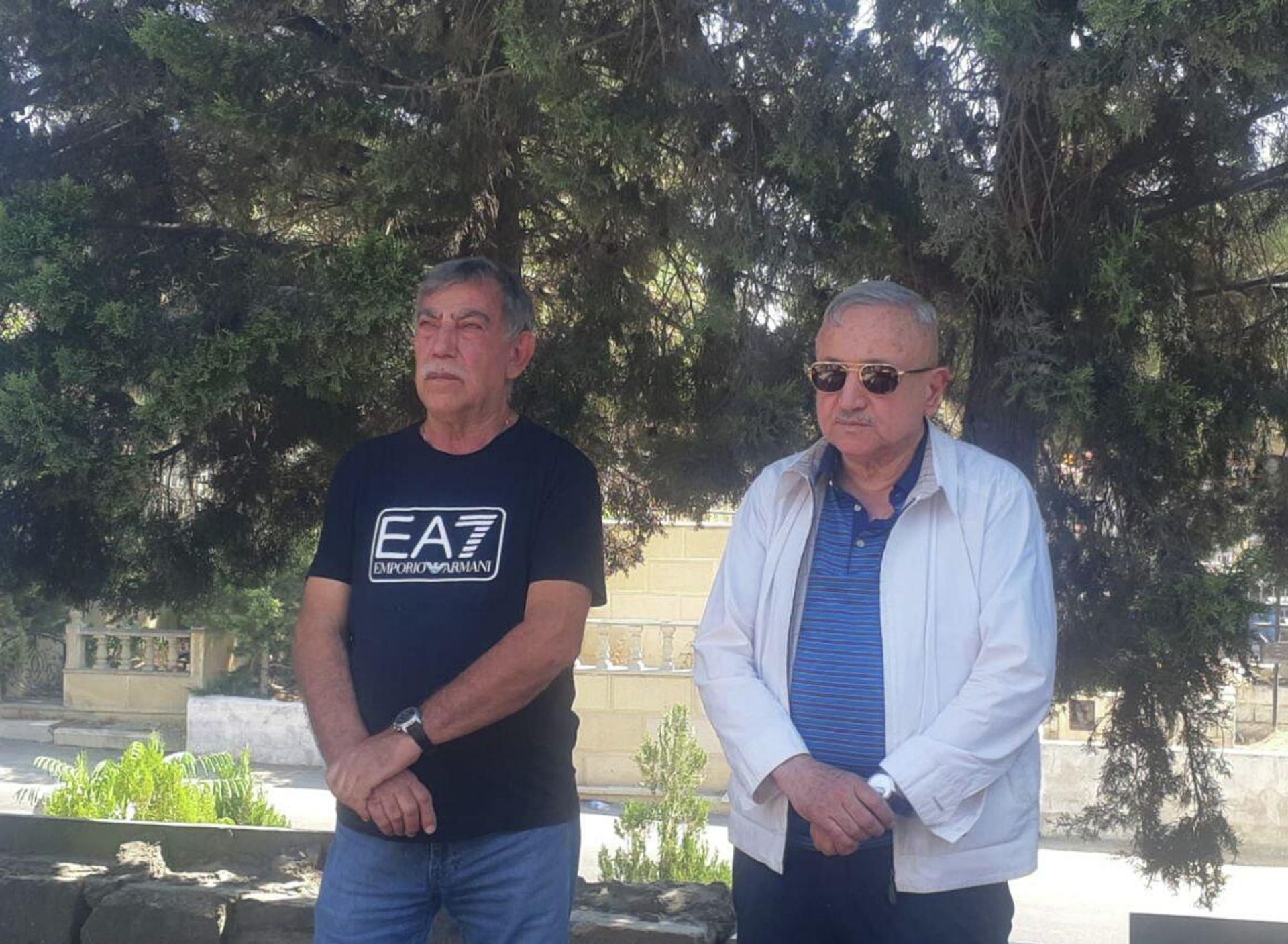 Родные, друзья и коллеги народного артиста Азербайджана Шахмара Алекперова посетили II Аллею почетного захоронения в Баку, чтобы почтить память легендарного кинодеятеля - Sputnik Азербайджан, 1920, 23.08.2023