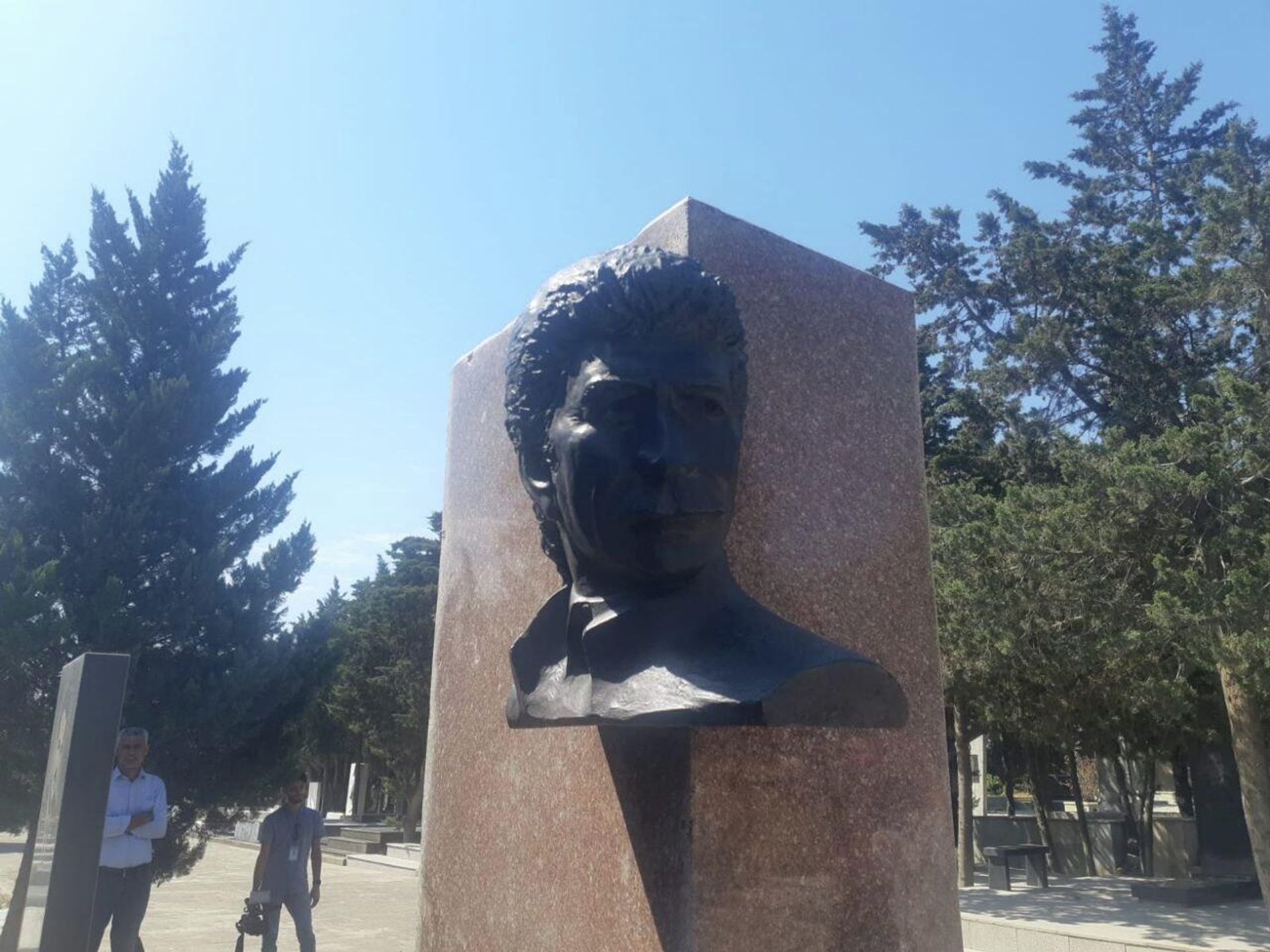 Родные, друзья и коллеги народного артиста Азербайджана Шахмара Алекперова посетили II Аллею почетного захоронения в Баку, чтобы почтить память легендарного кинодеятеля - Sputnik Азербайджан, 1920, 23.08.2023