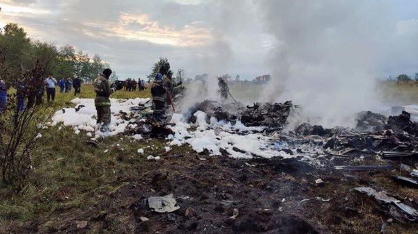 Сотрудники МЧС РФ во время тушения пожара на месте крушения частного самолета Embraer Legacy  - Sputnik Азербайджан