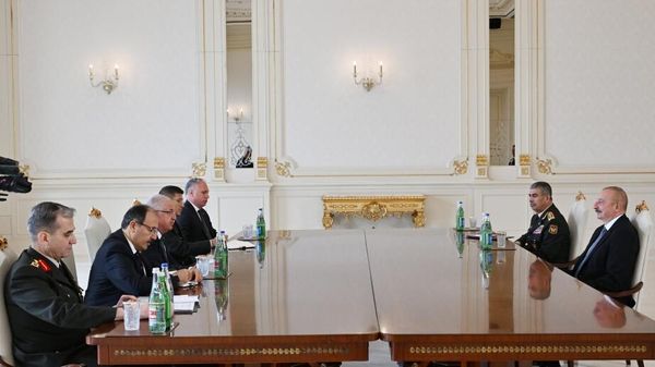 Президент Азербайджана принял главу Минобороны Турции - Sputnik Азербайджан
