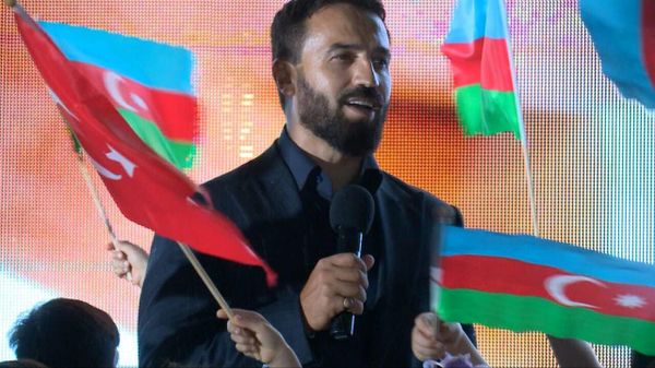 Азербайджанский певец Замик Гусейнов презентовал клип на композицию Mənim atam qəhrəmandır («Мой отец – герой»), которую исполнил вместе с детьми шехидов - Sputnik Азербайджан