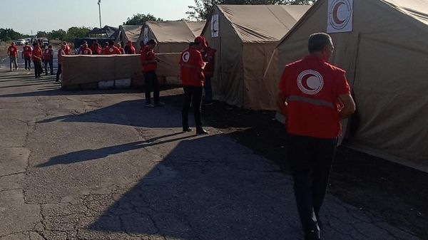 Ağdam-Xankəndi yolunda Azərbaycan Qızıl Aypara Cəmiyyətinin ərzaq yüklərinin yerləşdiyi məntəqə - Sputnik Азербайджан