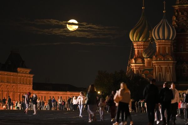 Вид на "голубую луну" в России. - Sputnik Азербайджан