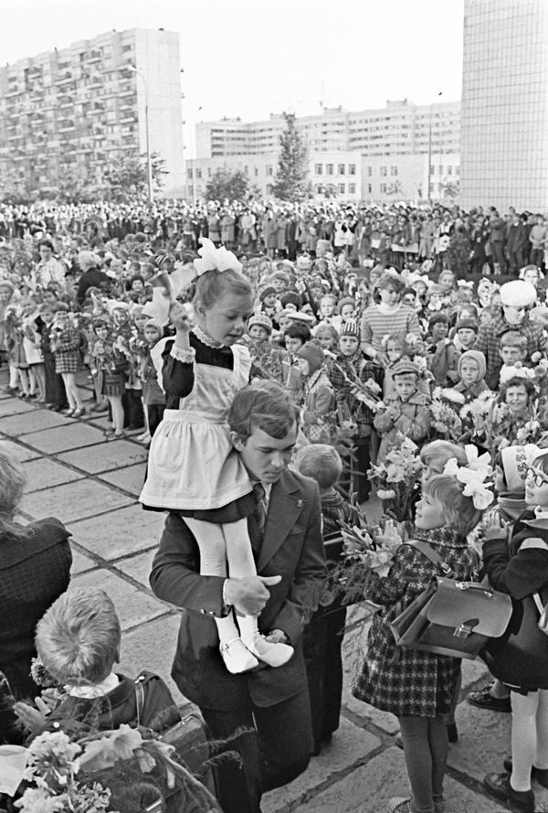 Первый звонок в одной из школ города Петродворец в Ленинградской области первого сентября.  - Sputnik Азербайджан