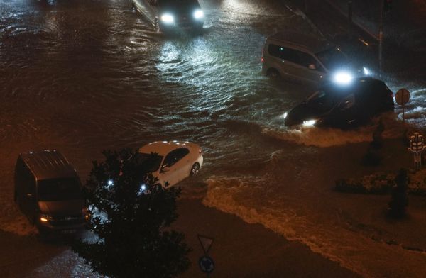 Автомобили, пострадавшие от наводнения после проливных дождей в Стамбуле, Турция. - Sputnik Азербайджан