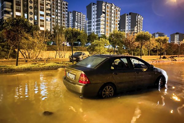 Автомобили, пострадавшие от наводнения после проливных дождей в Стамбуле, Турция. - Sputnik Азербайджан