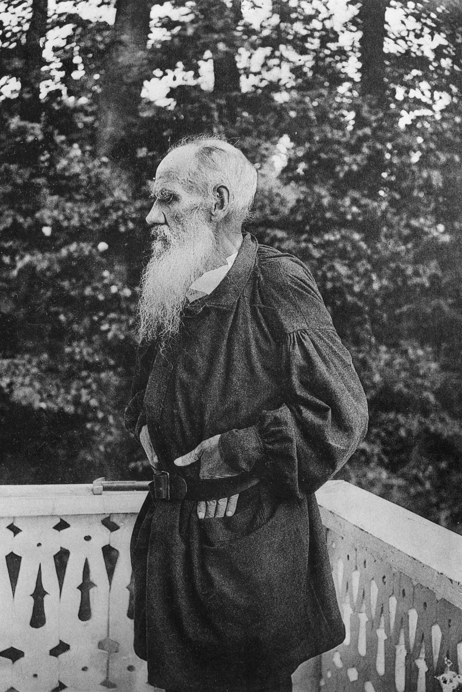 Русский писатель и мыслитель Лев Николаевич Толстой в Ясной поляне, 1902 год - Sputnik Азербайджан, 1920, 04.12.2023