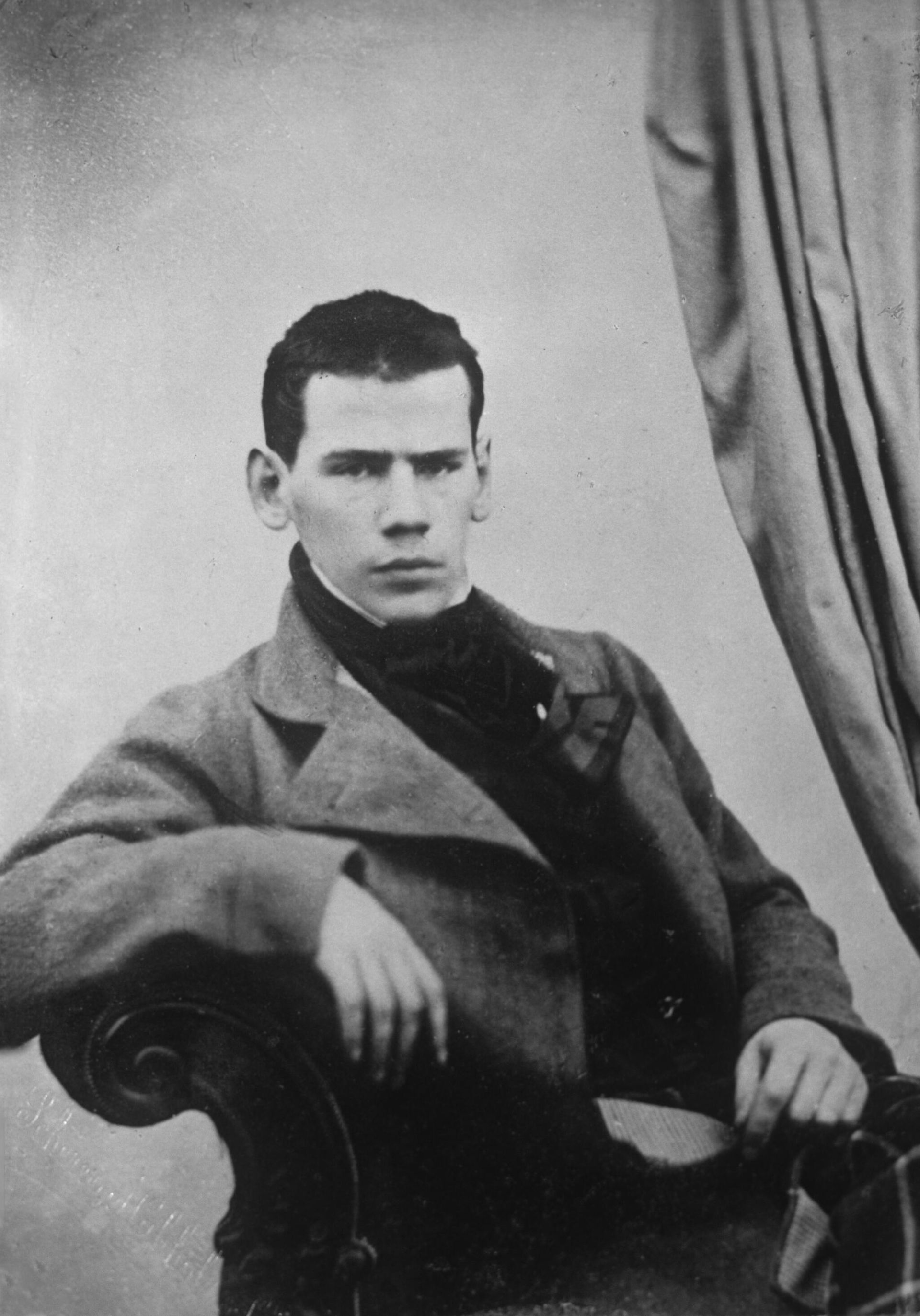 Репродукция портретной фотографии Льва Николаевича Толстого (Санкт-Петербург, 1849 год). - Sputnik Азербайджан, 1920, 09.09.2023