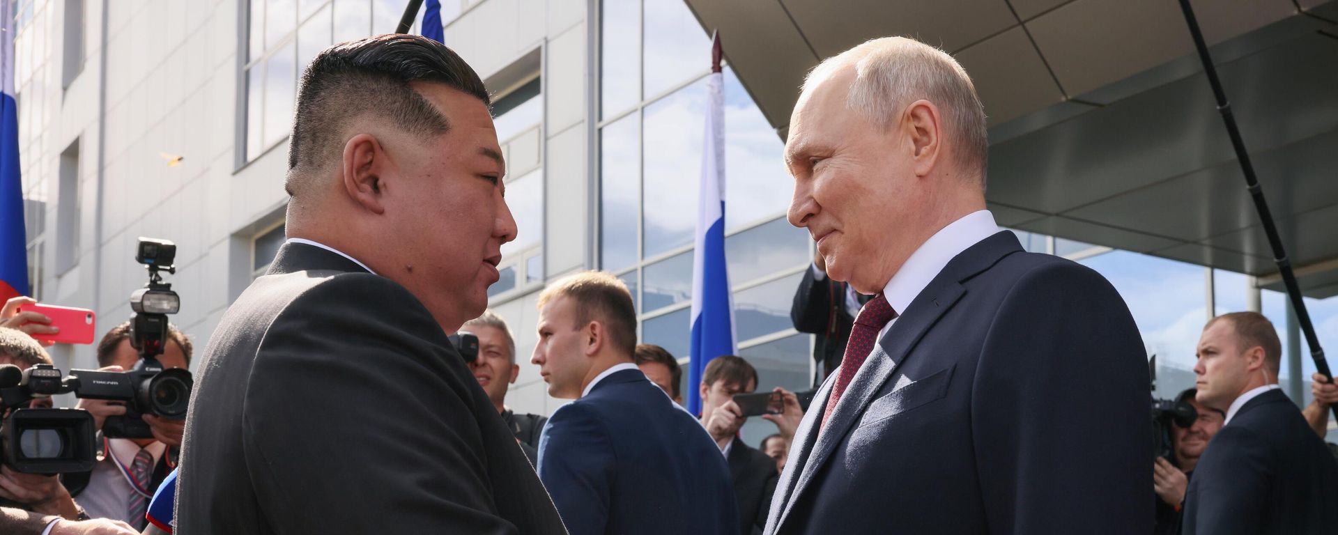 Президент РФ Владимир Путин и председатель Государственного совета КНДР Ким Чен Ын - Sputnik Азербайджан, 1920, 18.06.2024