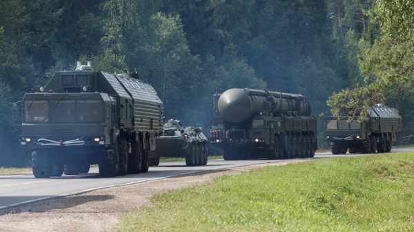 Стратегический ракетный комплекс с межконтинентальной баллистической ракетой мобильного базирования ПГРК Ярс  - Sputnik Азербайджан