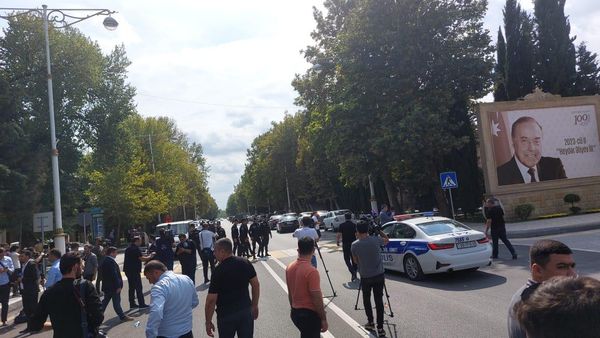 Автомобили представителей армянских  жителей Карабаха покидают город Евлах. - Sputnik Азербайджан