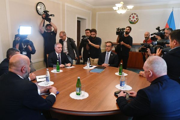 Встреча представителей Азербайджана и армянских жителей Карабаха в городе Евлах.  - Sputnik Азербайджан