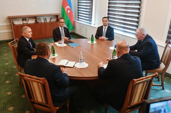 Встреча представителей Азербайджана и армянских жителей Карабаха в городе Евлах. - Sputnik Азербайджан