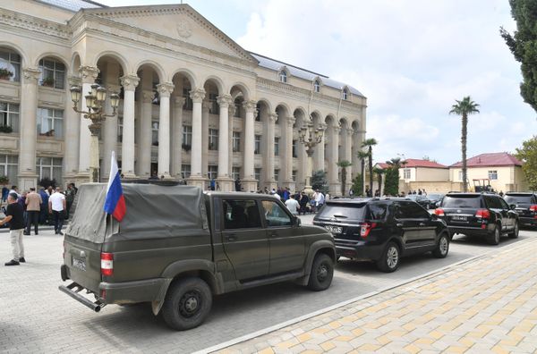 У здания администрации в городе Евлах, где проходит встреча представителей Азербайджана и армянских жителей Карабаха. - Sputnik Азербайджан