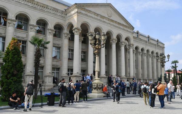 Журналисты у здания администрации в городе Евлах, где проходит встреча представителей Азербайджана и армянских жителей Карабаха. - Sputnik Азербайджан