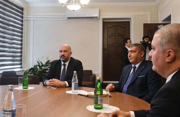 Встреча представителей Азербайджана и армянских жителей Карабаха в городе Евлах. - Sputnik Азербайджан