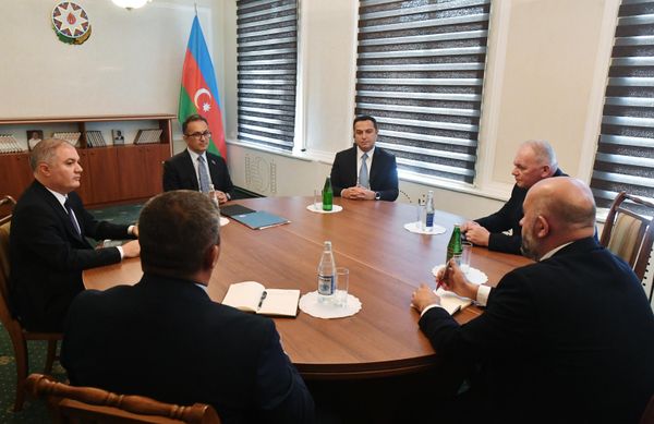 Встреча представителей Азербайджана и армянских жителей Карабаха в городе Евлах. - Sputnik Азербайджан