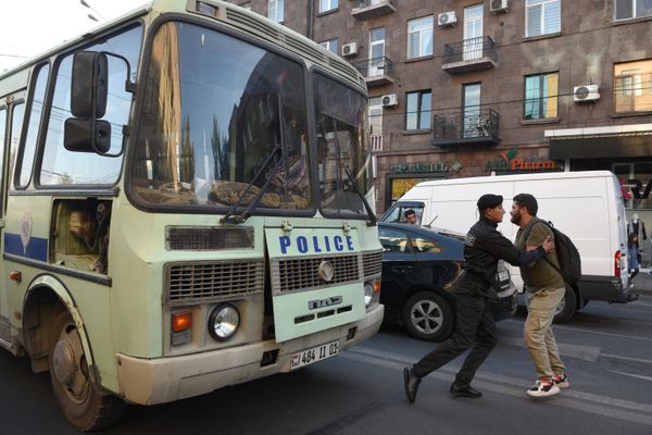 Протестующий спорит с армянским полицейским во время демонстраций в Ереване. - Sputnik Азербайджан