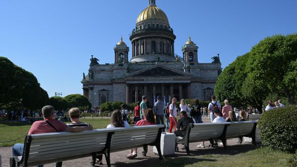 Люди отдыхают в Исакиевском сквере в Санкт-Петербурге. - Sputnik Азербайджан