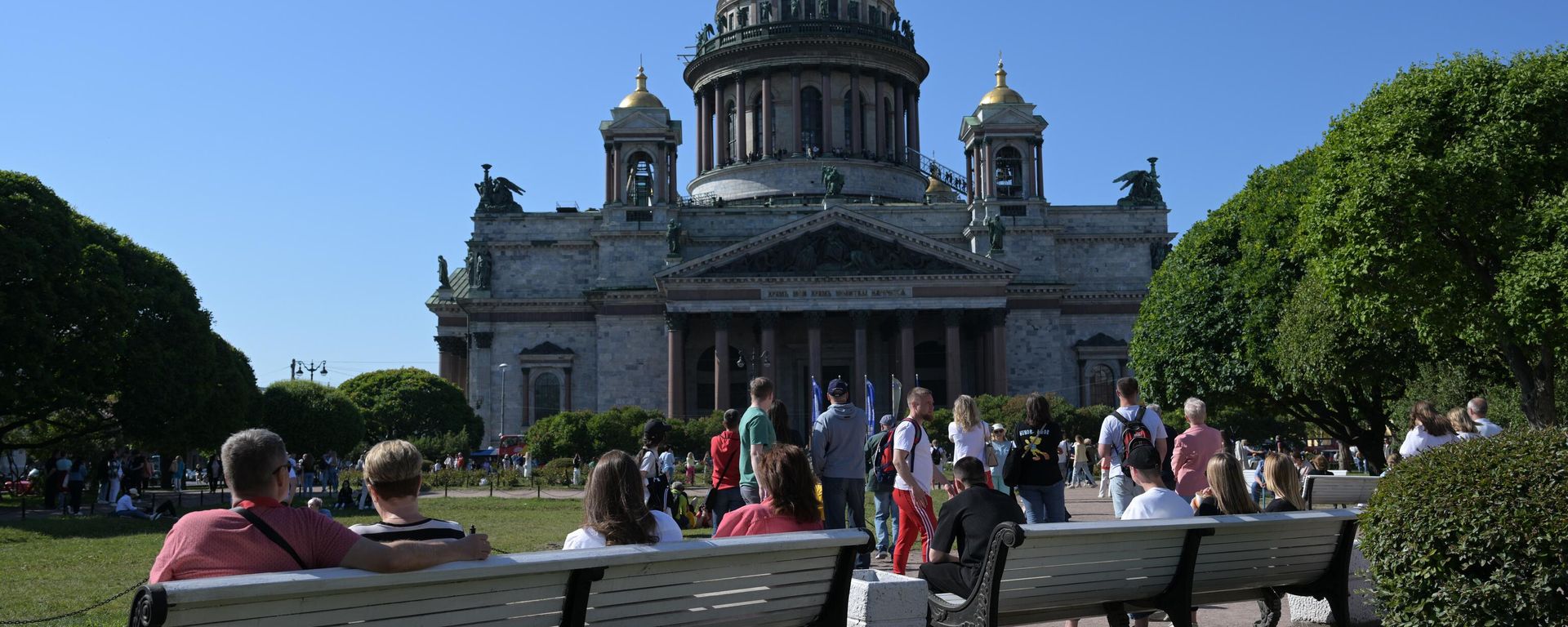 Люди отдыхают в Исакиевском сквере в Санкт-Петербурге. - Sputnik Азербайджан, 1920, 23.09.2023