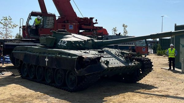 Подбитый Альбертом Агаруновым армянский танк установлен в Парке военных трофеев в Баку
 - Sputnik Азербайджан