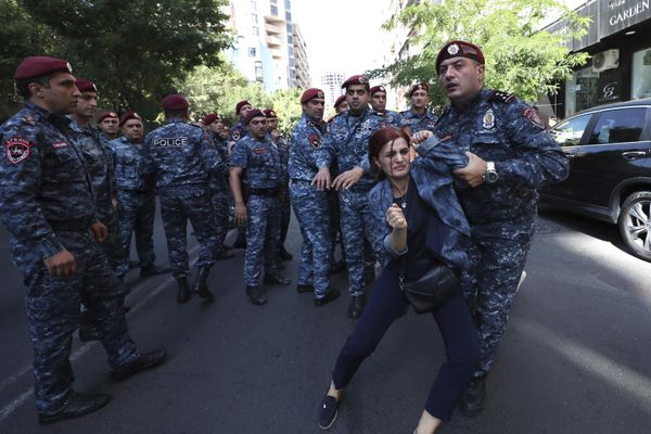 Сотрудники полиции задерживают демонстранта во время акции протеста в Ереване. - Sputnik Азербайджан