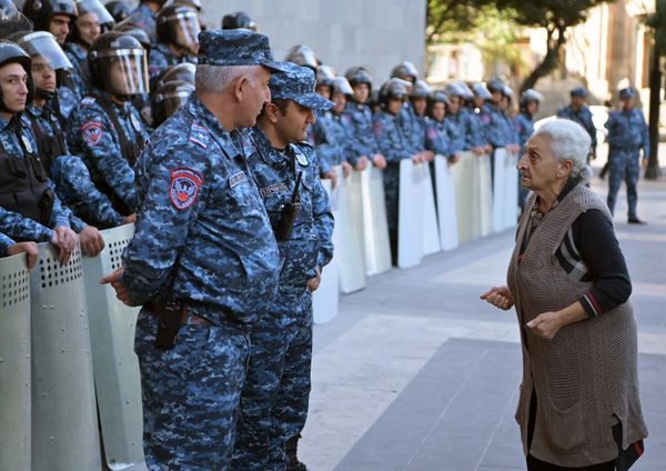 Участница протеста на площади Республики в Ереване. - Sputnik Азербайджан